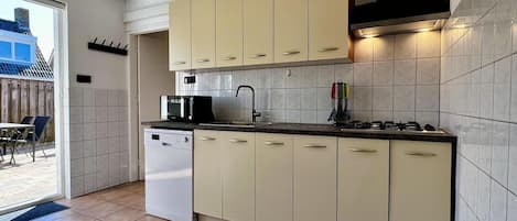 Refrigerador, microondas, lavavajillas y cafetera y tetera