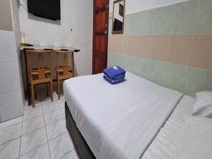 Kamar Double Standar, 1 Tempat Tidur Queen | Ruang kerja ramah laptop, Wi-Fi gratis, dan seprai linen