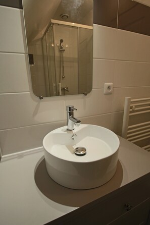 Een douche, een haardroger, handdoeken, toiletpapier