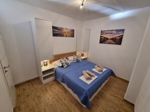 2 chambres, fer et planche à repasser, accès à Internet