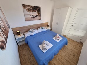 2 bedrooms, iron/ironing board, internet