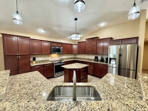 Réfrigérateur, un four, surface de cuisson, lave-vaisselle