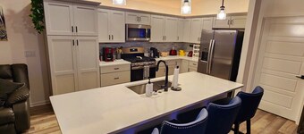 Tequila Sunrise-HOT TUB! 3/2 in The Village of Lake Denham - minutes from Sawgrass Market