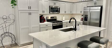 冷蔵庫、電子レンジ、オーブン、コンロ