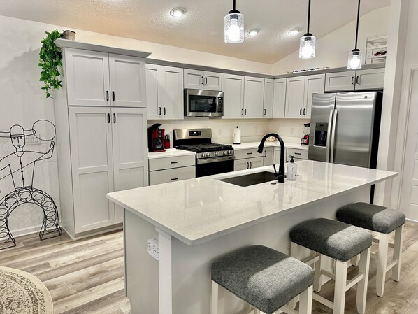 Fridge, microwave, oven, stovetop - 3/2 in The VIllage of Lake Denham - minutes from Sawgrass Market (The Villages)