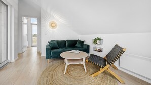 A modern living room with a green sofa, a round table, and a woven rug. - Awesome apartment in Slagelse with WiFi (Slagelse)