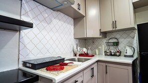 Refrigerador, microondas, parrilla de estufa y cafetera y tetera 