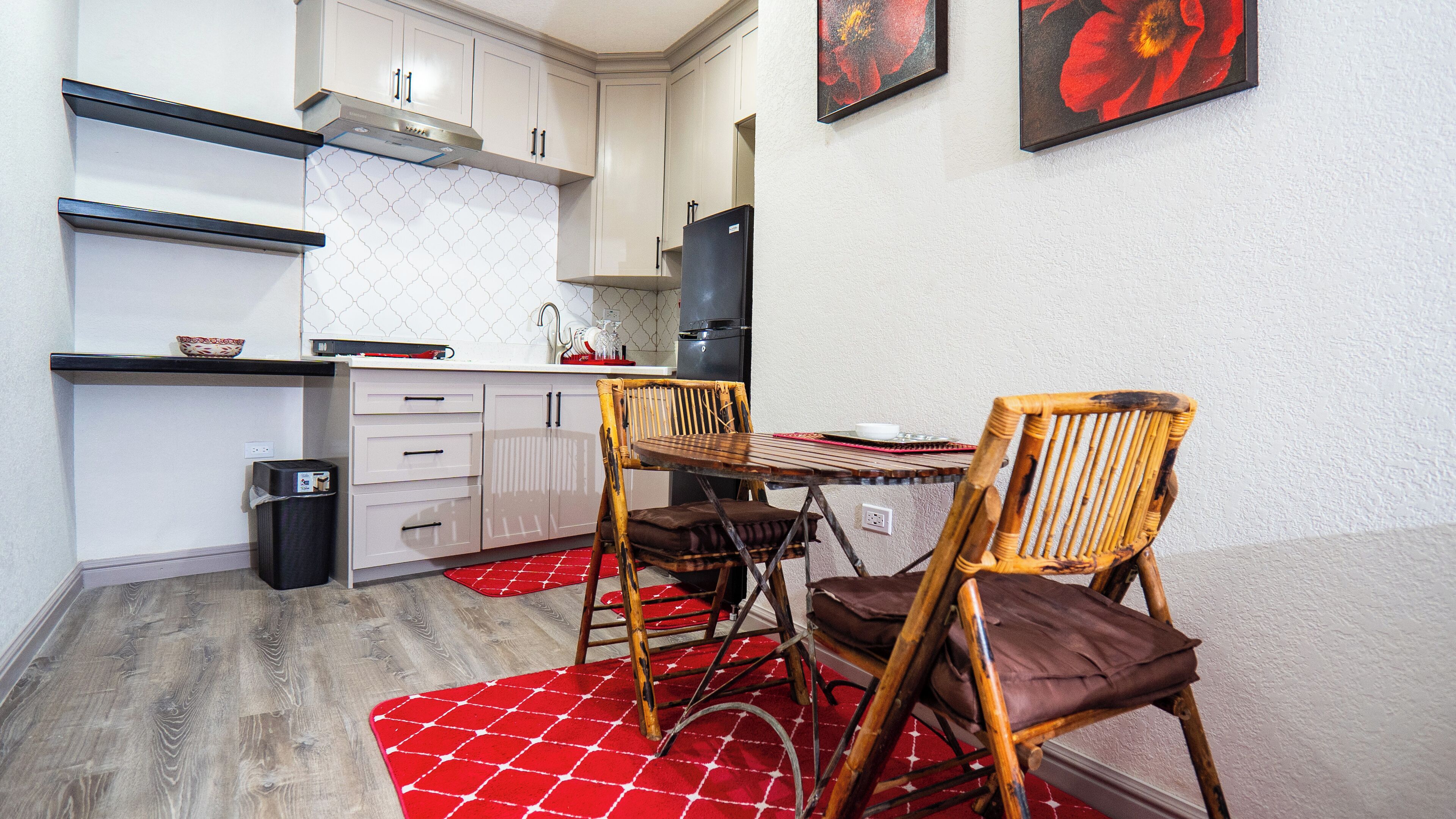 Réfrigérateur, micro-ondes, plaque de cuisson, cafetière/bouilloire