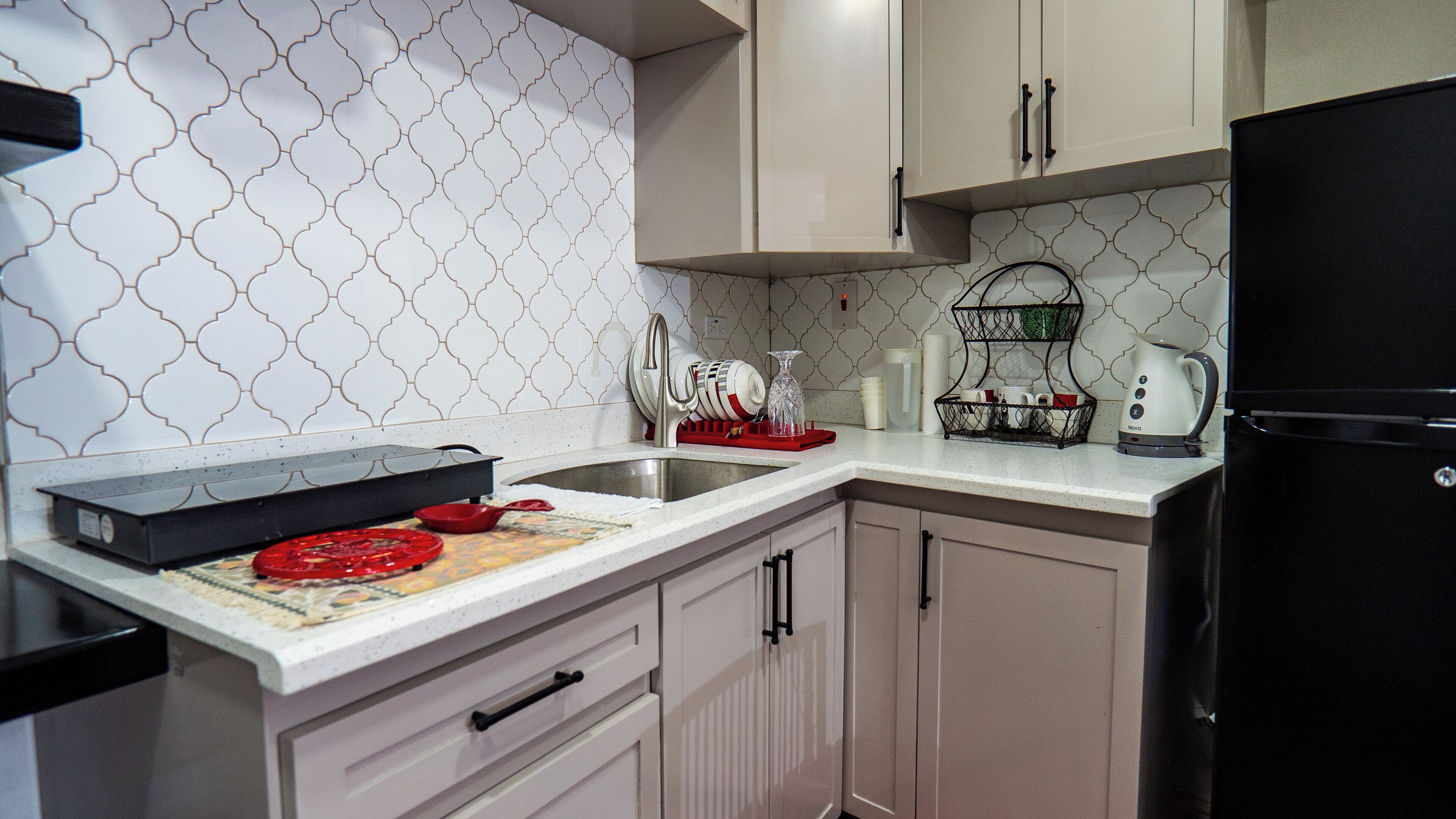 Réfrigérateur, micro-ondes, plaque de cuisson, cafetière/bouilloire