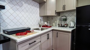 Réfrigérateur, micro-ondes, plaque de cuisson, cafetière/bouilloire