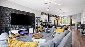 TV, caminetto, videogiochi, libri