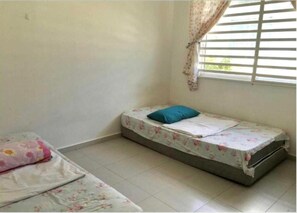 3 bedrooms, laptop workspace, bed sheets - OYO Home 90977 AzZinki Homestay (Chukai)