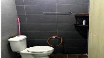 Room, 3 Bedrooms | Bathroom | Shower, towels