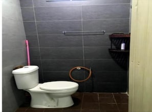 Room, 3 Bedrooms | Bathroom | Shower, towels