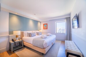 Skrivebord, skrivebord for bærbar PC, wi-fi (inkludert) og sengetøy