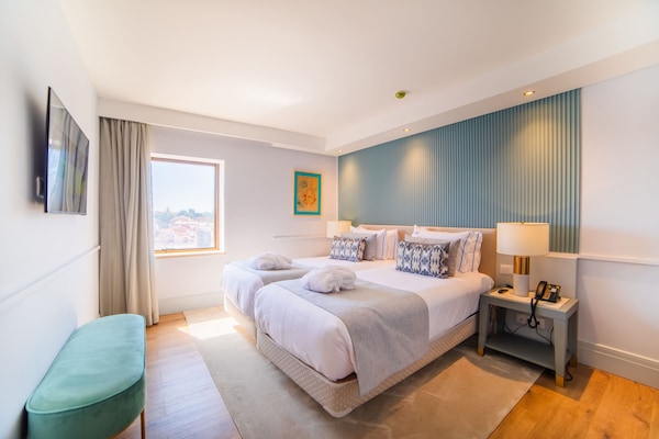 Meja kerja, ruang kerja ramah laptop, Wi-Fi gratis, dan seprai linen