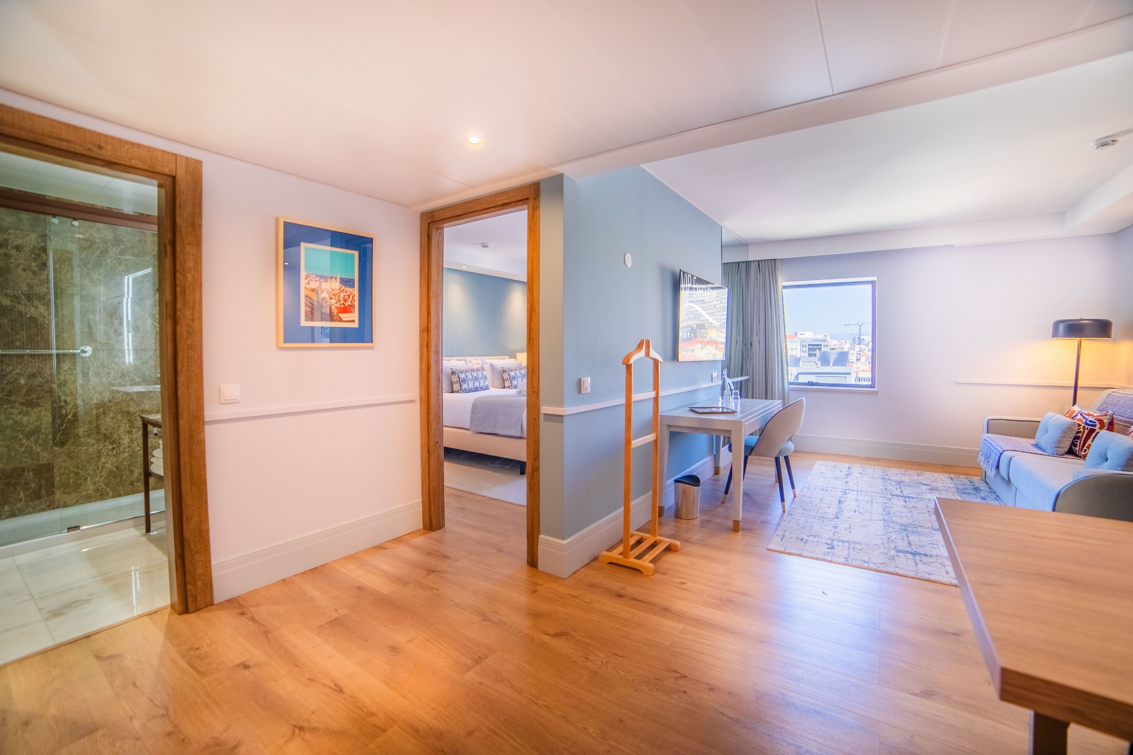 Schreibtisch, laptopgeeigneter Arbeitsplatz, kostenloses WLAN