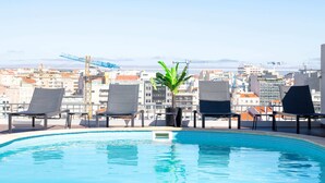 A rooftop pool with lounge chairs and a view of the cityscape. - VIP Executive Suites do Marques Hotel (Lisbon)