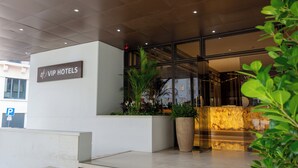 A modern hotel entrance with a sign reading "VIP HOTELS". - VIP Executive Suites do Marques Hotel (Lisbon)