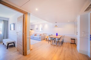 Escritorio, espacio para trabajar con un portátil, wifi gratis