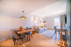 En 45-tommers Flatskjerm-TV med kabel-kanaler