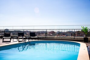 Una piscina al aire libre de temporada