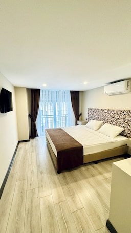 1 habitación, minibar, escritorio y espacio para trabajar con laptop