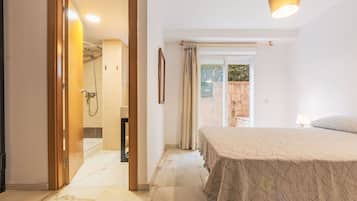 3 dormitorios, tabla de planchar con plancha, cuna de viaje