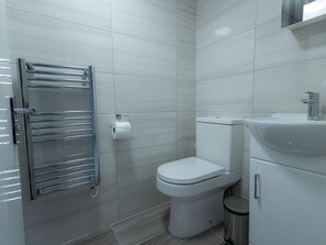 Apartment | Bathroom - Chic One Bedroom Near Kentish Town Train Stn (London)