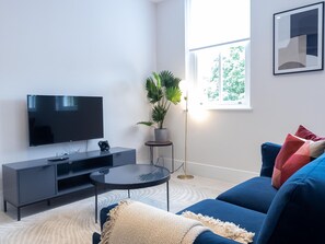 Living area - Modern Two-bedroom Near London Zoo by Sojo Stay (London)