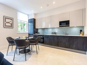 Apartment | Private kitchen - Modern Two-bedroom Near London Zoo by Sojo Stay (London)