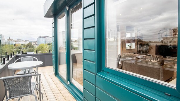 A balcony with a view of the cityscape, a round table, and a sofa. - One Bed - Queensmere Shopping Centre by Belvilla (Slough)