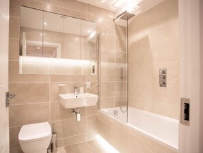 Apartment | Bathroom - One Bed - Queensmere Shopping Centre by Belvilla (Slough)