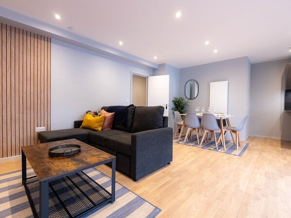 Dining - Victoria Park Vista One-bedroom by Sojo Stay (London)