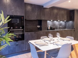 Apartment | Private kitchen - Broadway Market Beauty Three-bedroom by Sojo Stay (London)