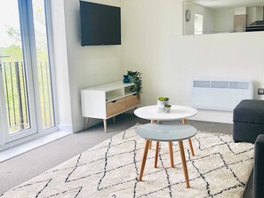 Apartment | Dining - Two-bedroom Near Windsor Castle by Belvilla (Slough)