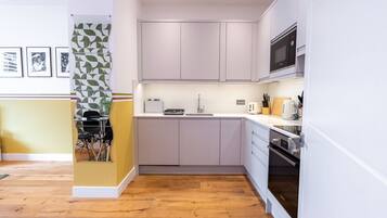 Apartment | Private kitchen | Electric kettle, toaster, cookware/dishes/utensils