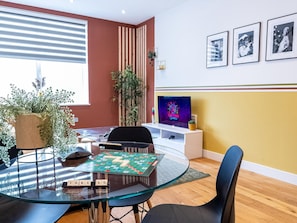 Apartment | Living room - Burnham Beeches One-bedroom Apartment by Belvilla (Slough)