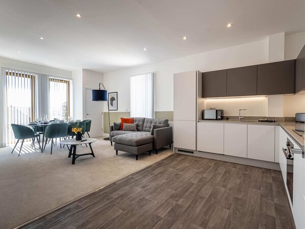 Private kitchen - Wimbledon Tennis Retreat 3-bedroom by Sojo Stay (Mitcham)