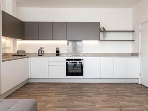 Private kitchen - Wimbledon Tennis Retreat 3-bedroom by Sojo Stay (Mitcham)