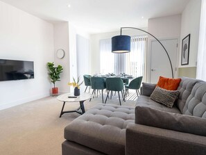 Living area - Wimbledon Tennis Retreat 3-bedroom by Sojo Stay (Mitcham)