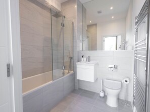 Bathroom - Wimbledon Tennis Retreat 3-bedroom by Sojo Stay (Mitcham)