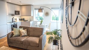 Un apartamento moderno con cocina, sala de estar y comedor.