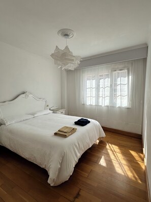 4 dormitorios, tabla de planchar con plancha, ropa de cama