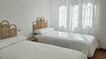 4 slaapkamers, een strijkplank/strijkijzer, beddengoed