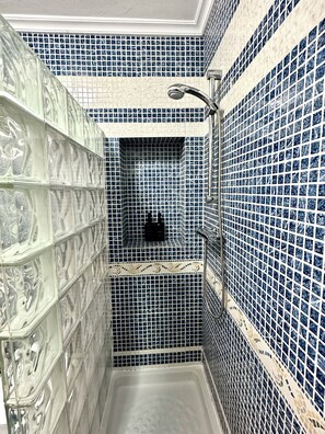 Douche, séchoir à cheveux, bidet, serviettes fournies