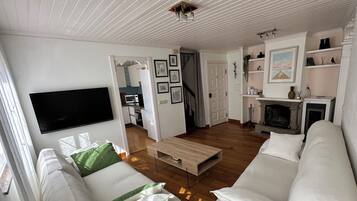 Een smart-tv en een open haard