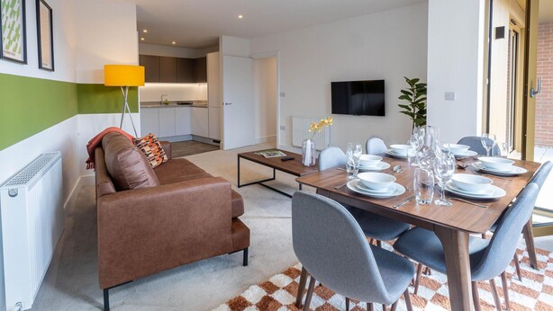 A modern apartment with a dining area, kitchen, and living room. - Horniman Museum Harmony Two-bedroom by Sojo Stay (Mitcham)