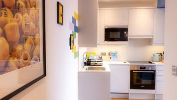 Apartment | Private kitchen | Electric kettle, toaster, cookware/dishes/utensils