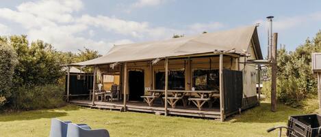 تناول الطعام بالخارج